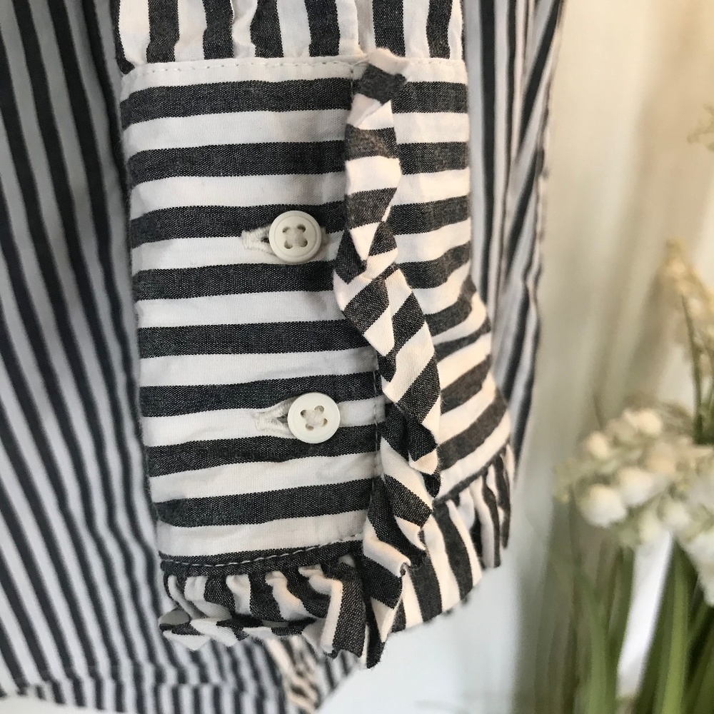 ⬇️🎈H&M Striped Ruffled Button down - Picture 8 of 8